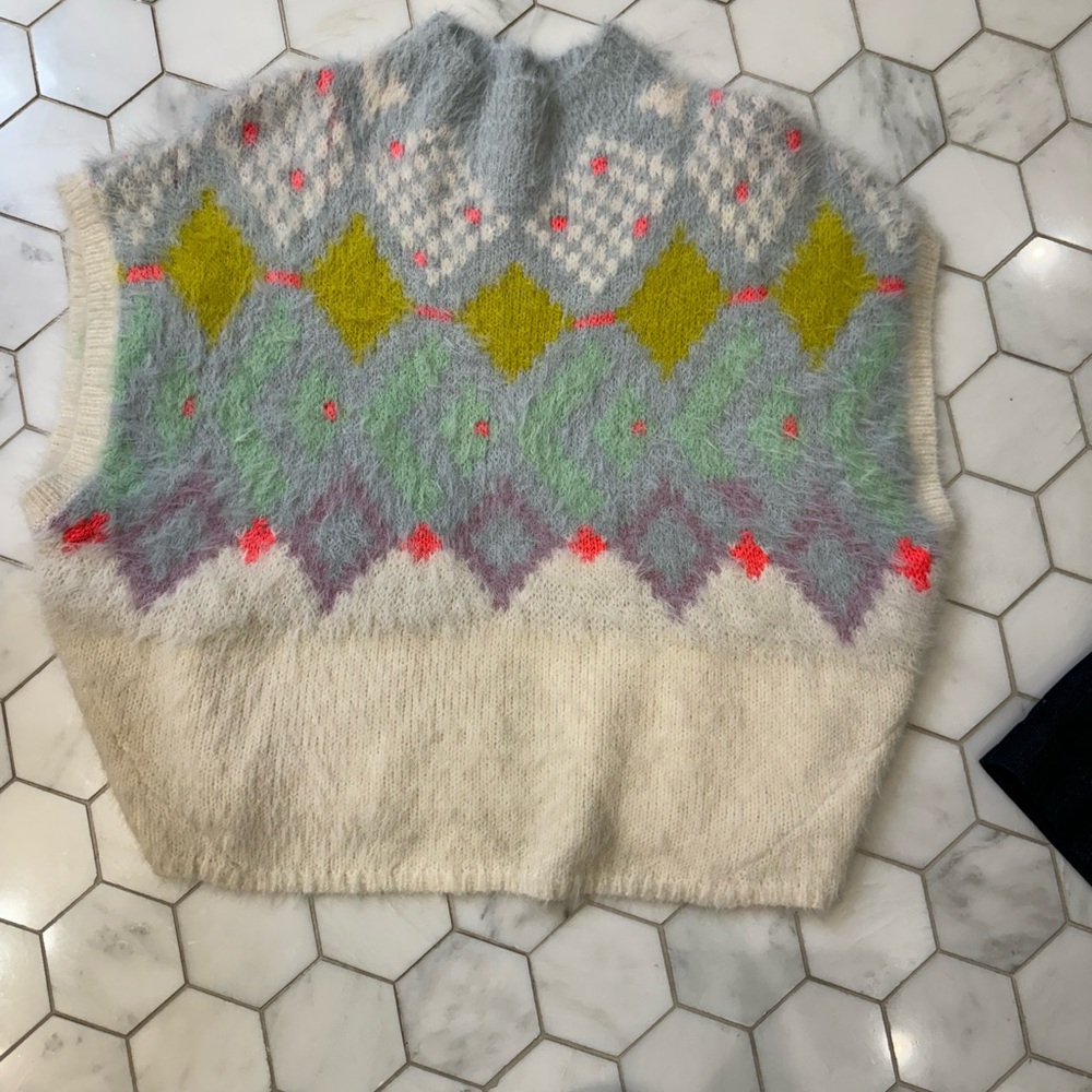 Anthropologie Maeve sweater vest- never worn but tags are missing.
Size L